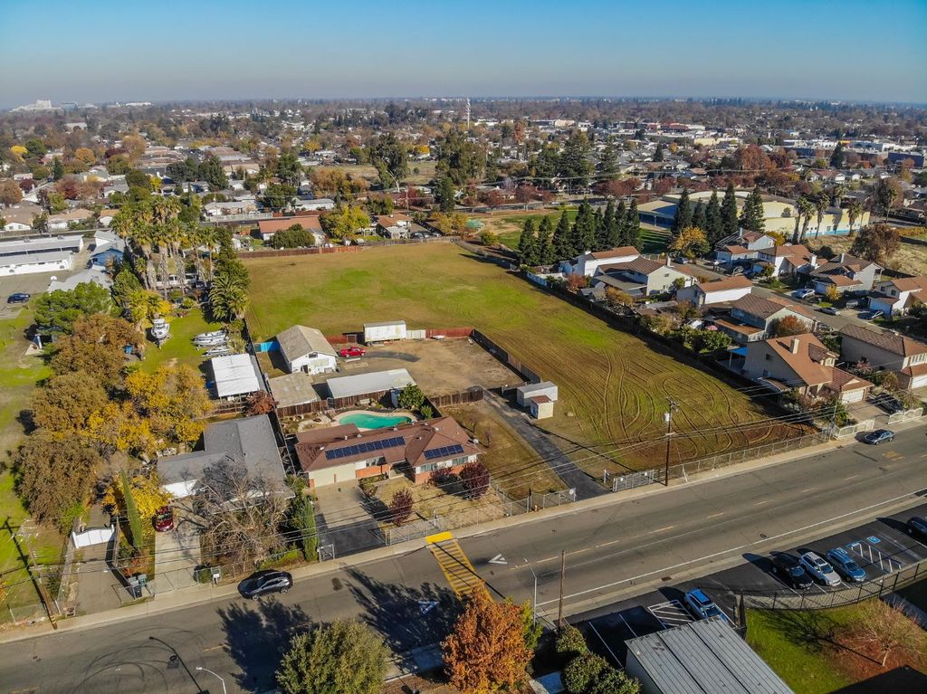 Photo of 5025 El Paraiso Avenue, Sacramento, CA 95824 (MLS # 226032217)