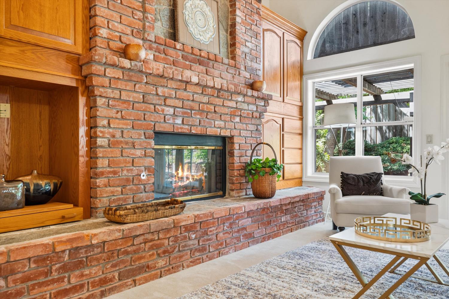 1084 KENSINGTON Drive