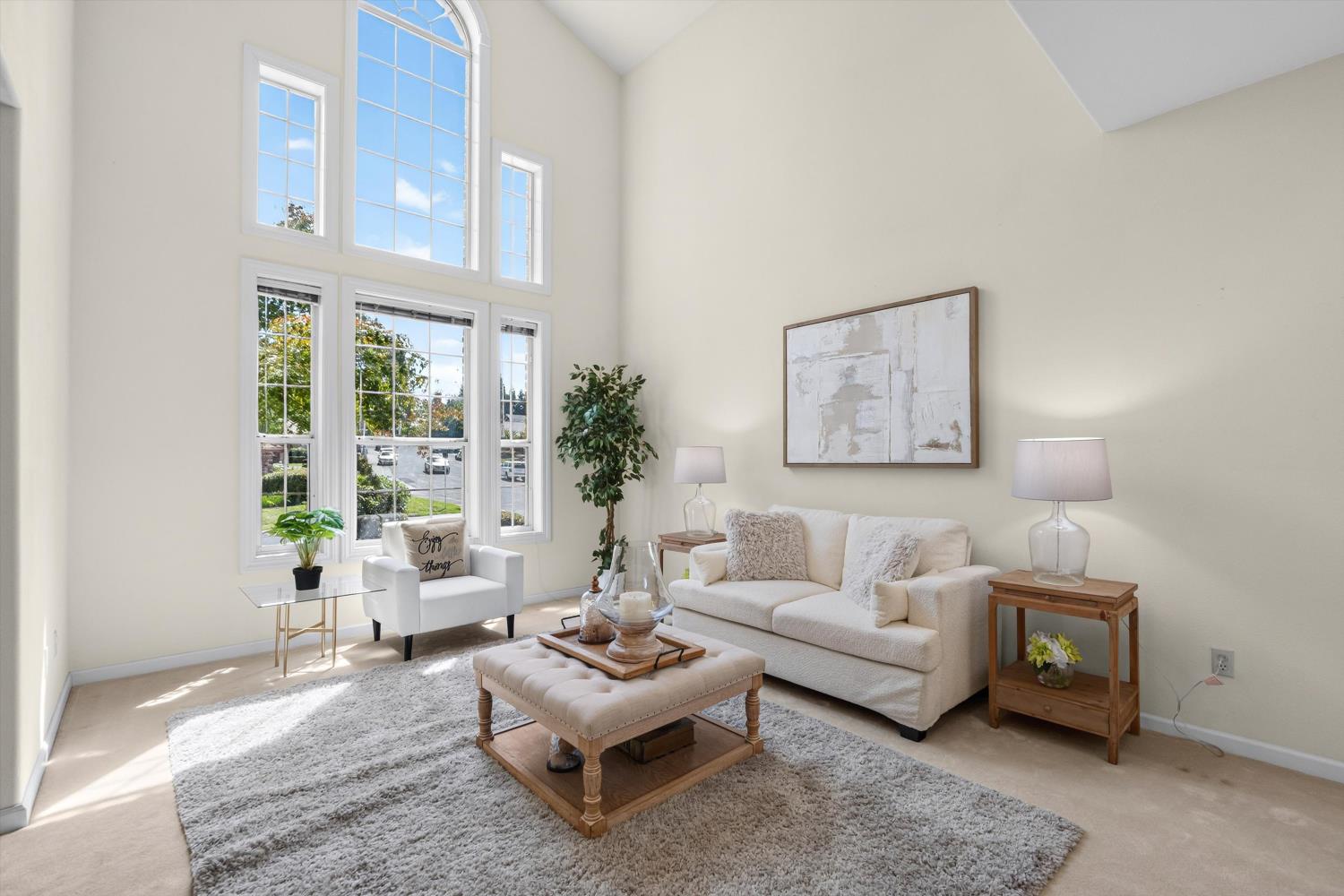 1084 KENSINGTON Drive
