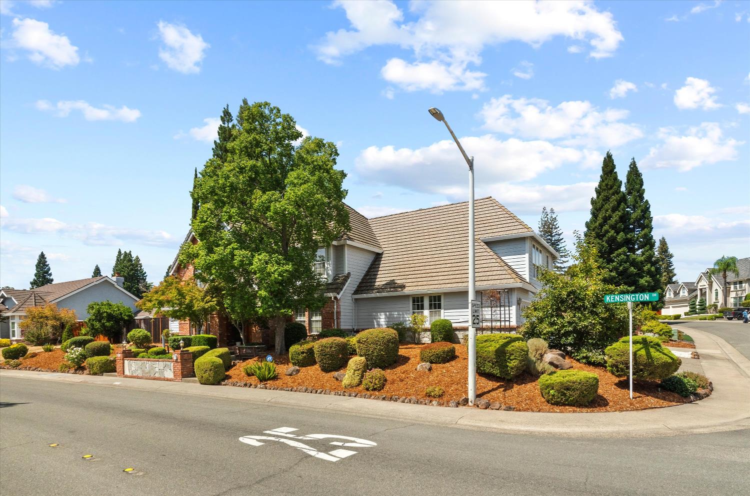 1084 KENSINGTON Drive