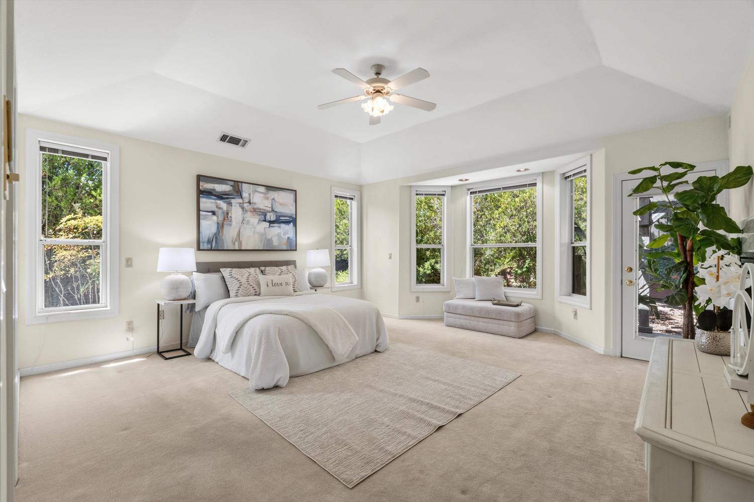 1084 KENSINGTON Drive
