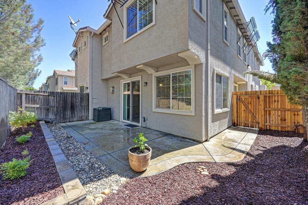 1102 Ferry Circle