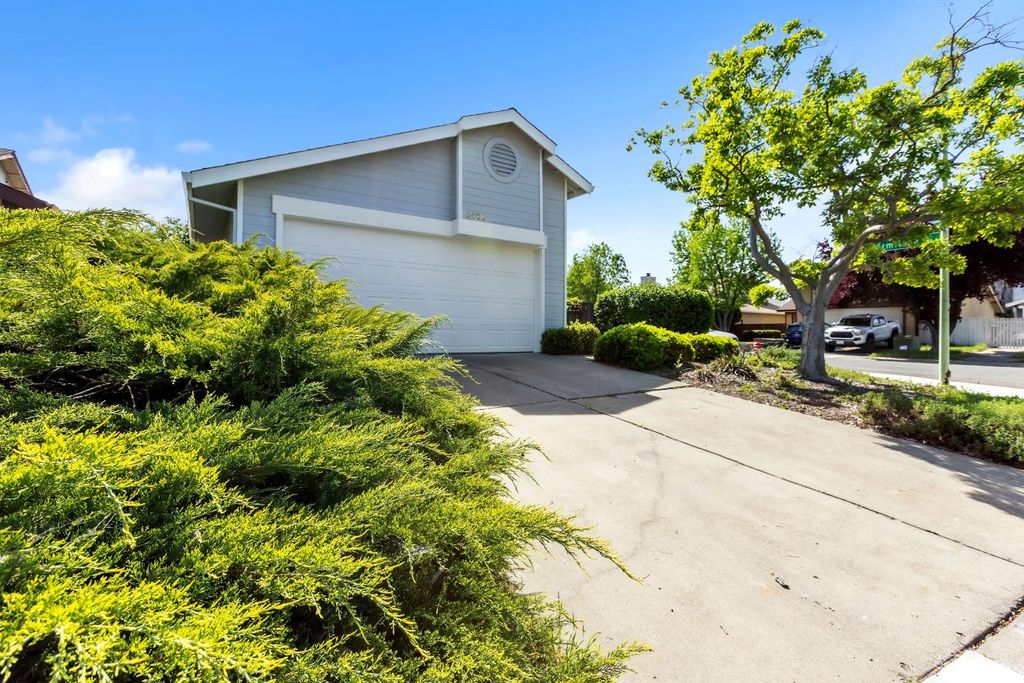 Photo of 6400 Sunnyfield Way, Sacramento, CA 95823 (MLS # 226037837)