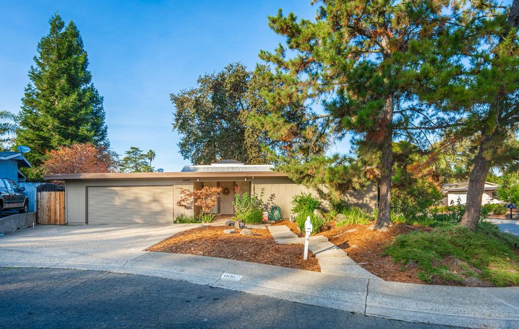 Photo of 6067 In Court, Citrus Heights, CA 95610 (MLS # 225147026)