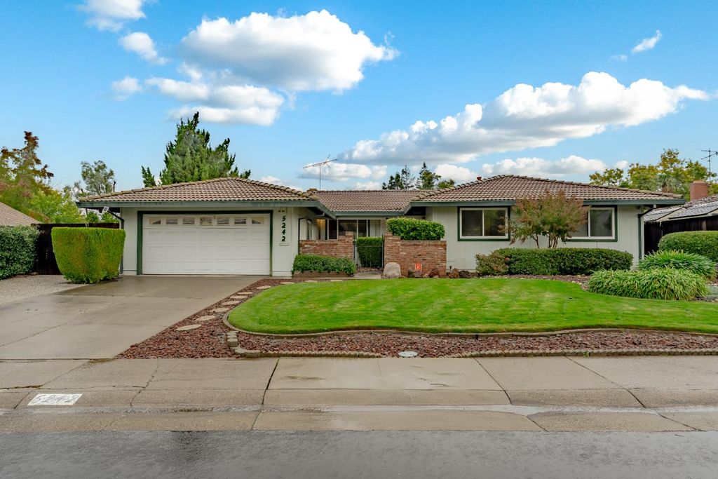 Photo of 5242 Ridgedgate Way, Fair Oaks, CA 95628 (MLS # 225144658)