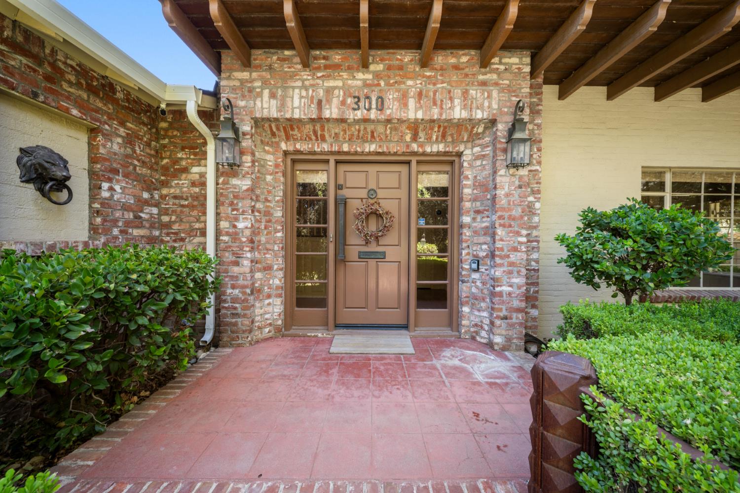 300 El Rio Avenue