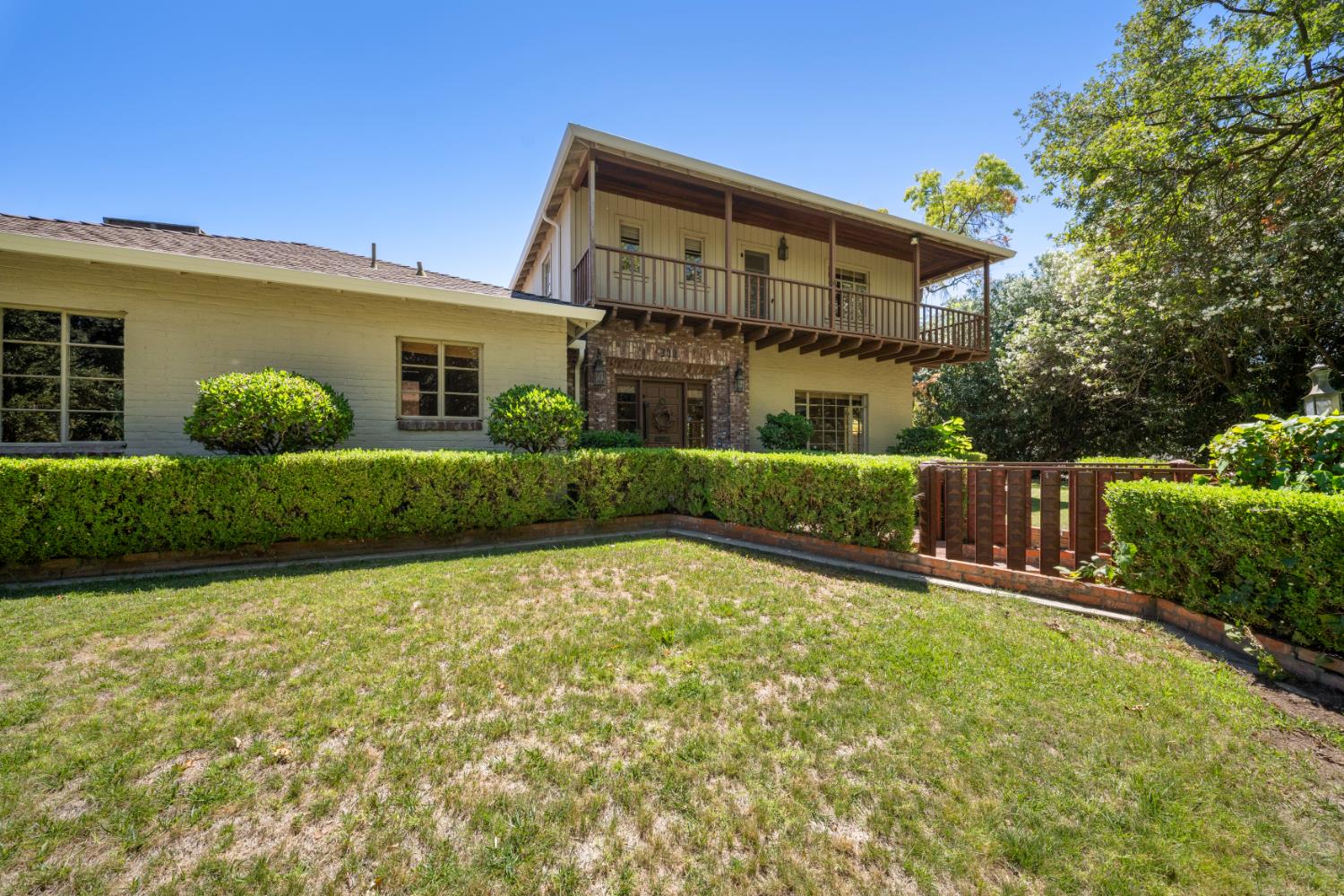 300 El Rio Avenue