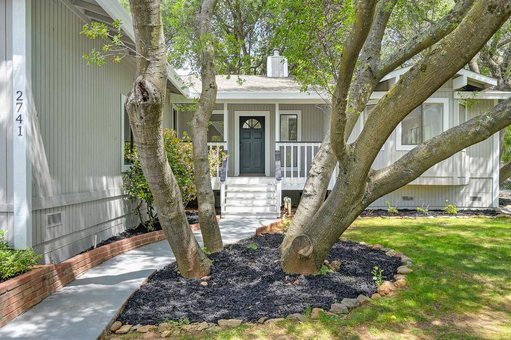2741 La Crescenta Drive