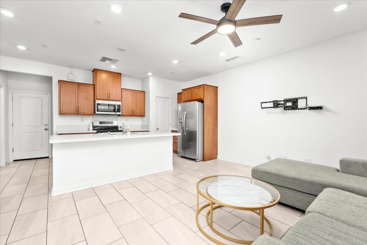 5301 E Commerce Way 56101