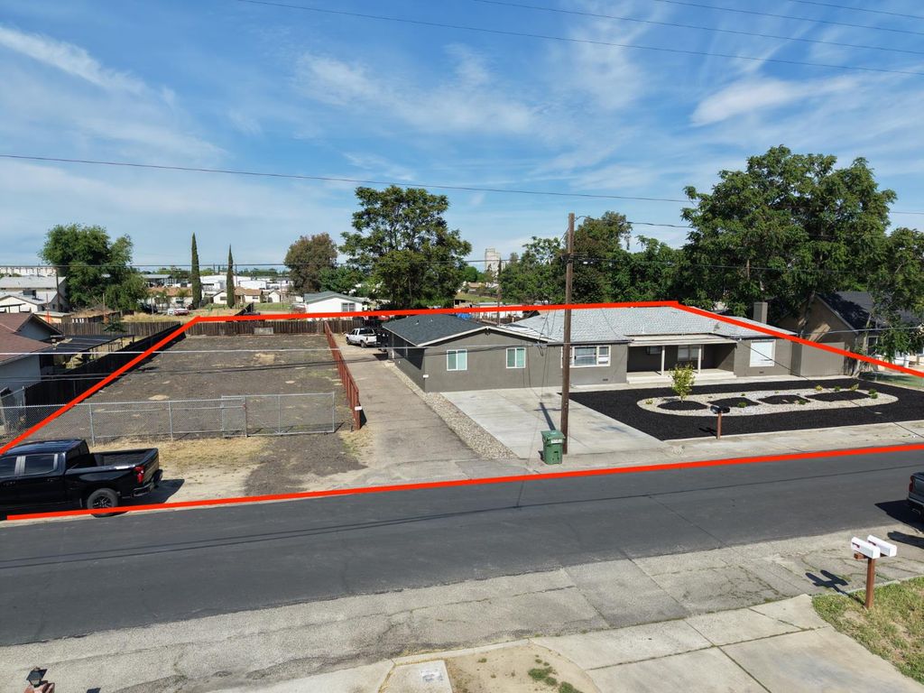 Photo of 917 9th Street, Turlock, CA 95380 (MLS # 226041595)