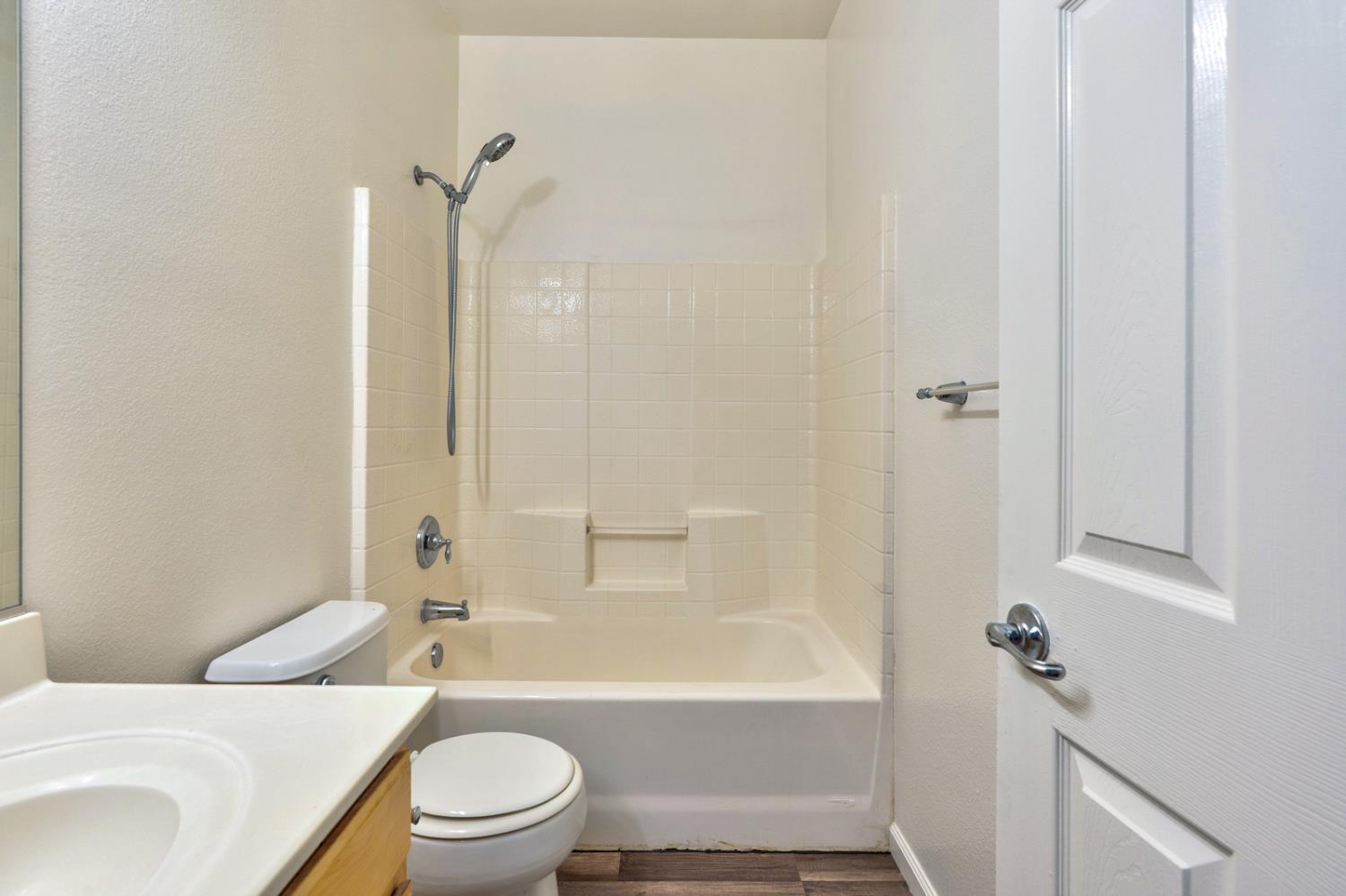 Picture for the property 226040351, 3 beds, 2 baths