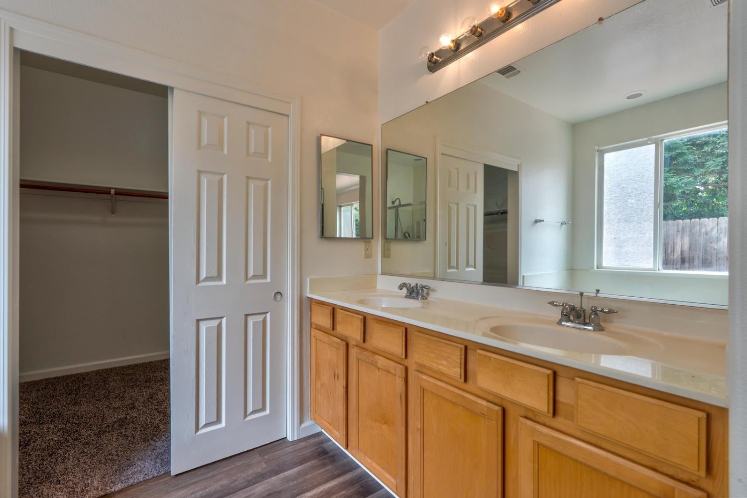 Picture for the property 226040351, 3 beds, 2 baths