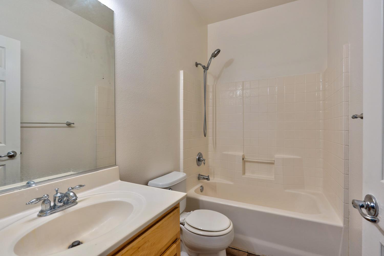 Picture for the property 226040351, 3 beds, 2 baths