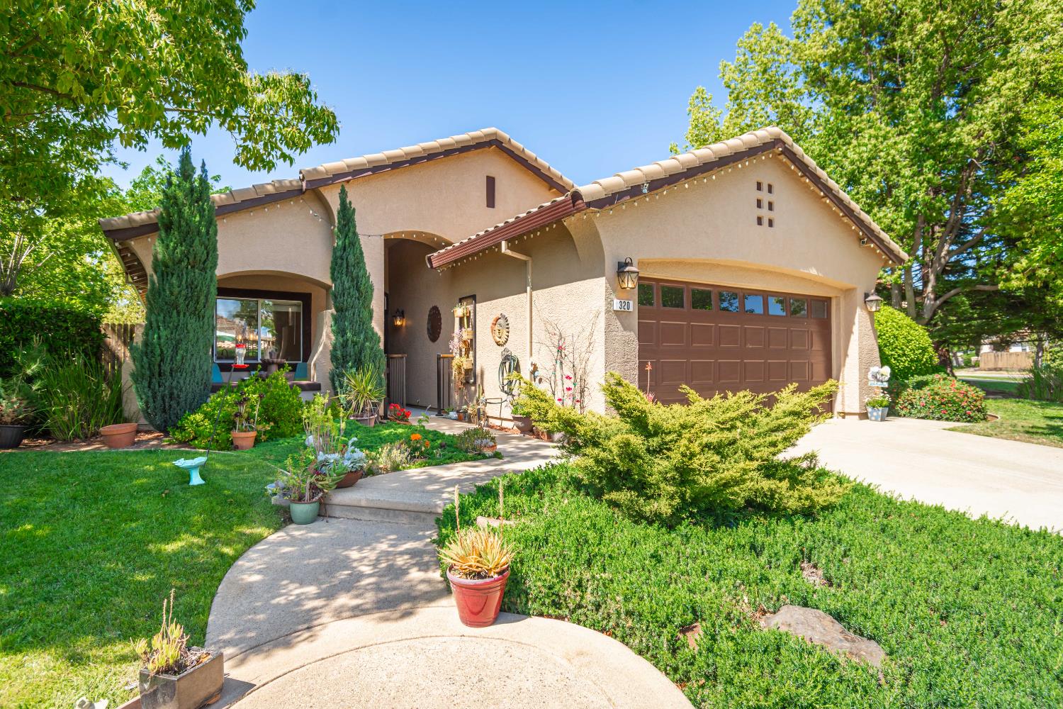 320 Leckenby Way