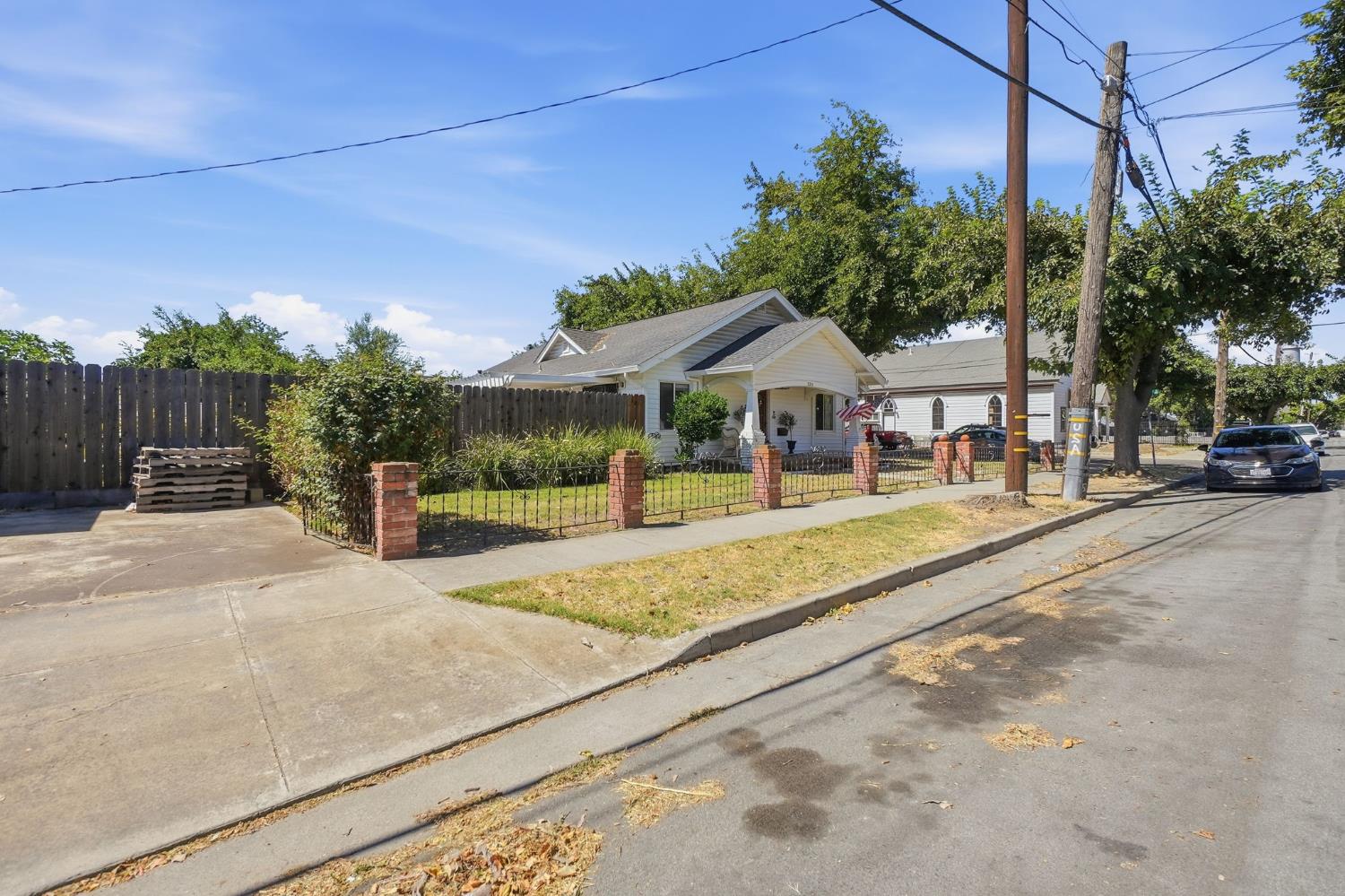326 W 9th Street