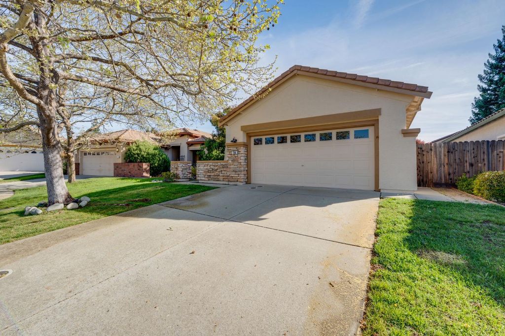 Photo of 208 Fremantle Court, Roseville, CA 95747 (MLS # 226027216)
