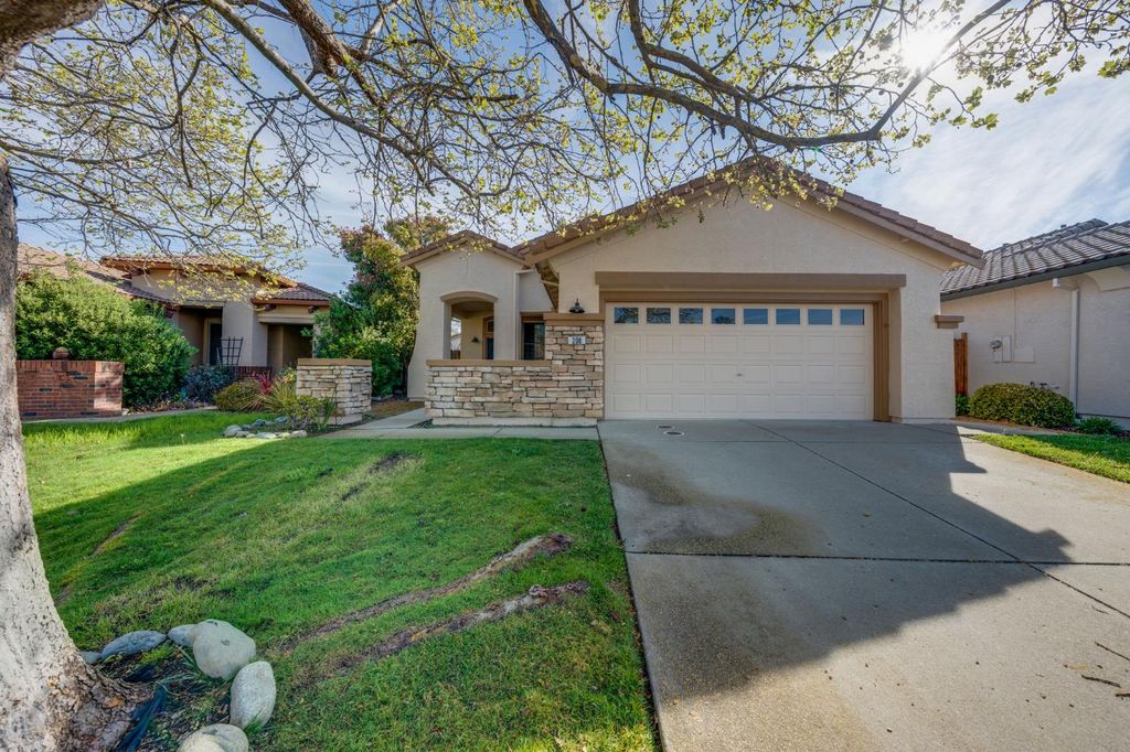 Photo of 208 Fremantle Court, Roseville, CA 95747 (MLS # 226027216)