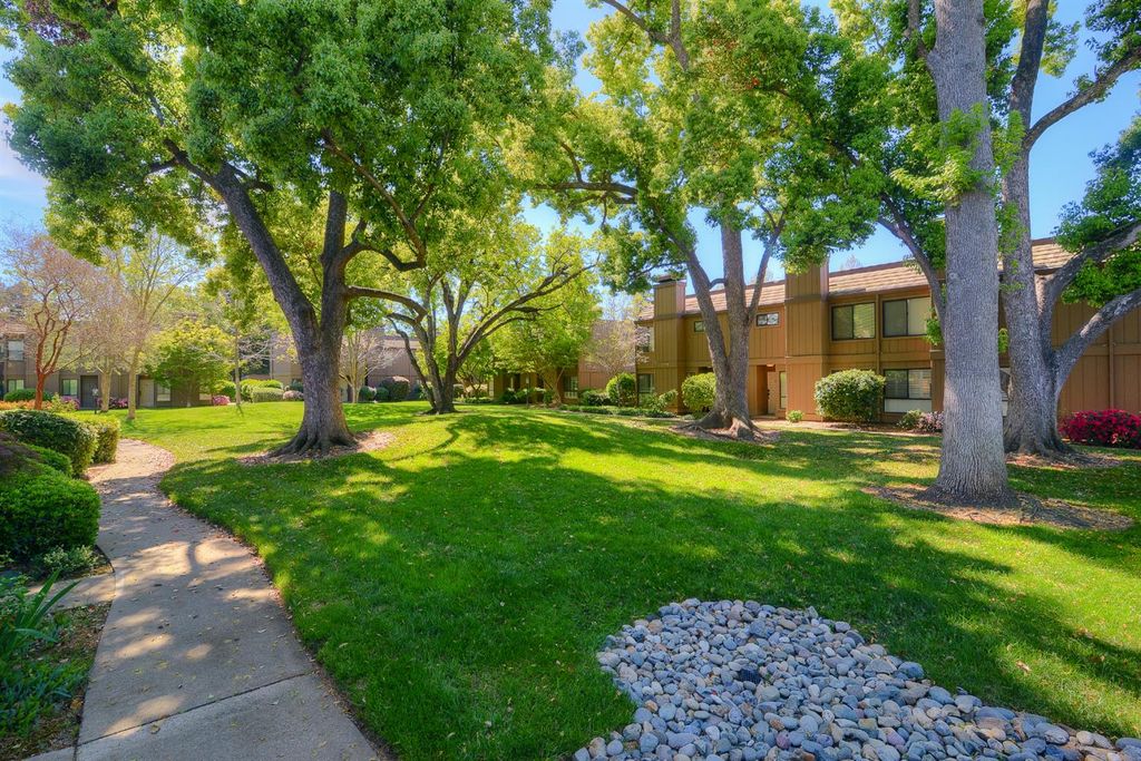 Photo of 2274 Sierra Blvd #H, Sacramento, CA 95825 (MLS # 226030990)