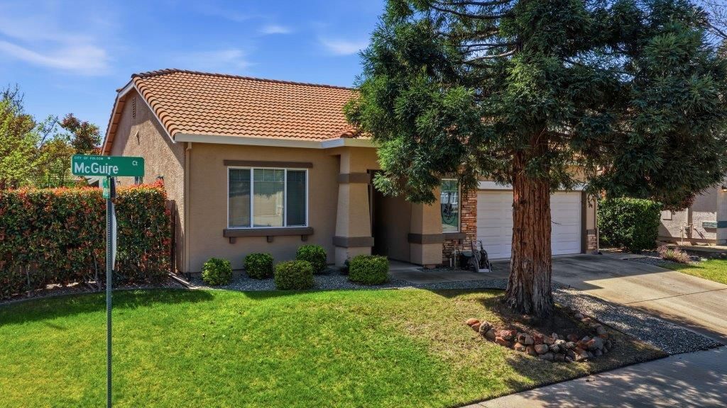 Photo of 939 mcguire Court, Folsom, CA 95630 (MLS # 226031252)