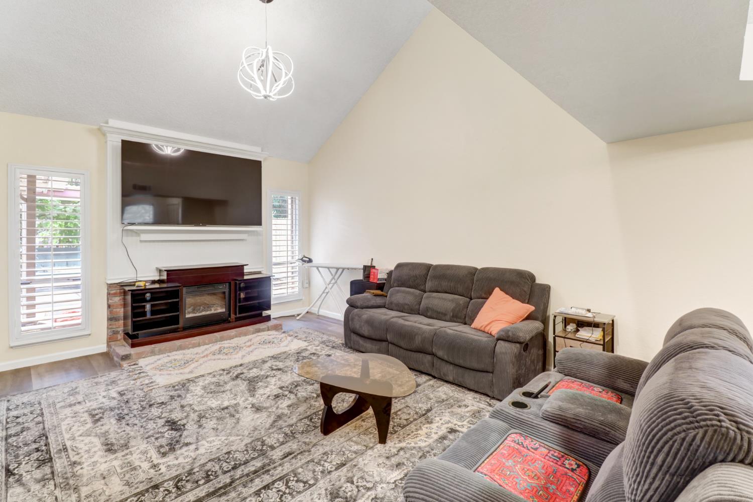 2716 Independence