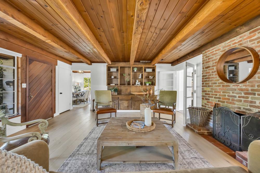 2710 Creekside Lane