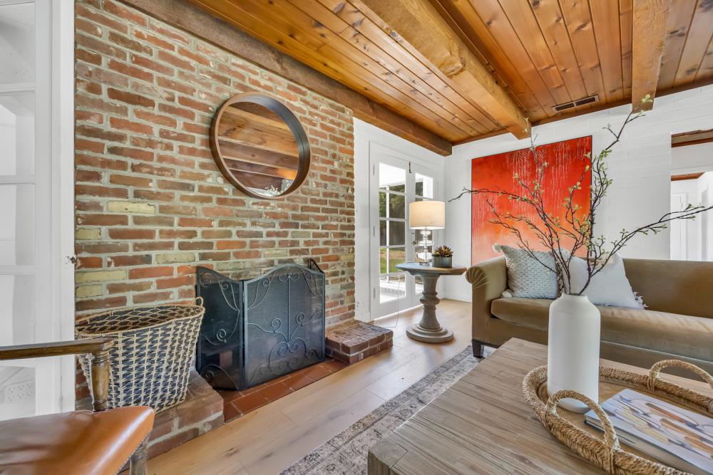 2710 Creekside Lane