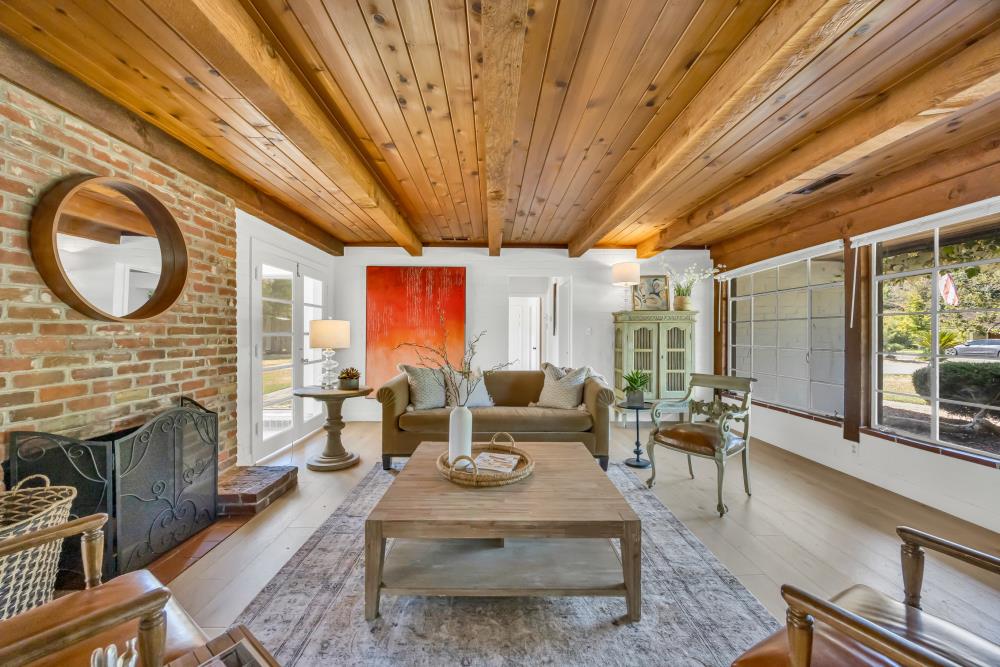 2710 Creekside Lane