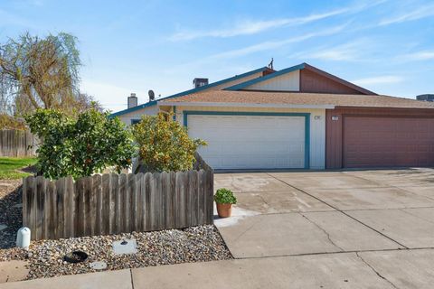 124 Muir Circle Woodland CA 95695