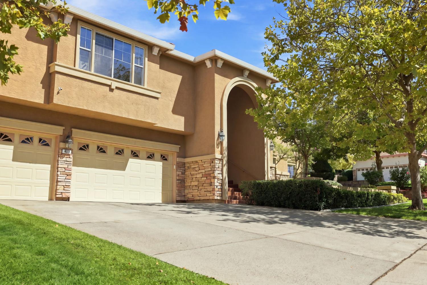 400 Listowe Drive