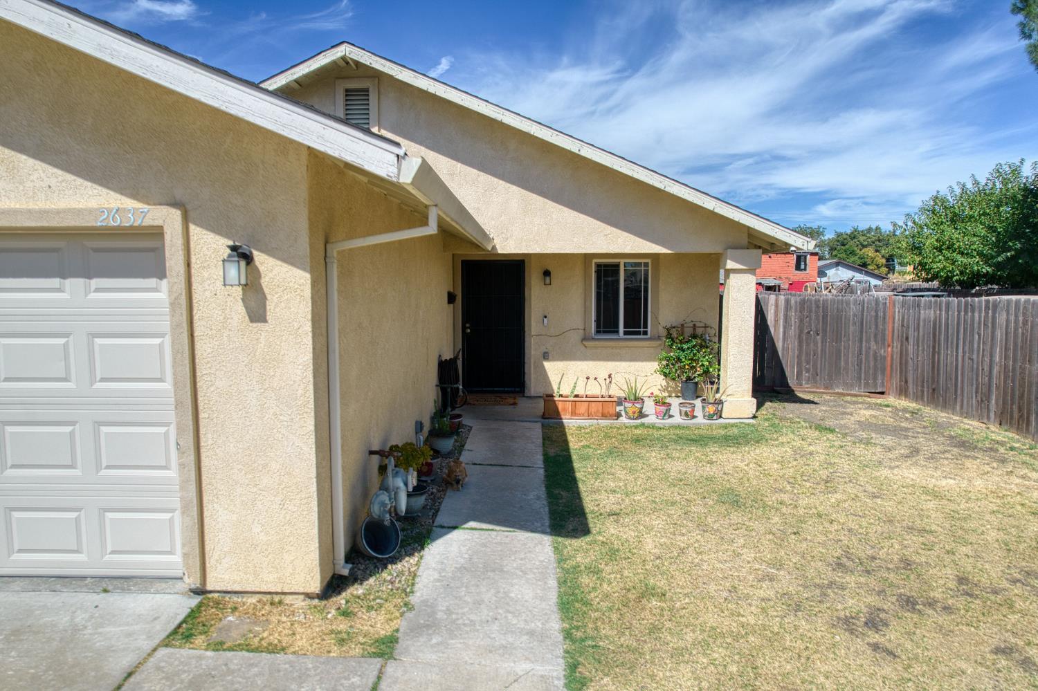 2637 W Acacia