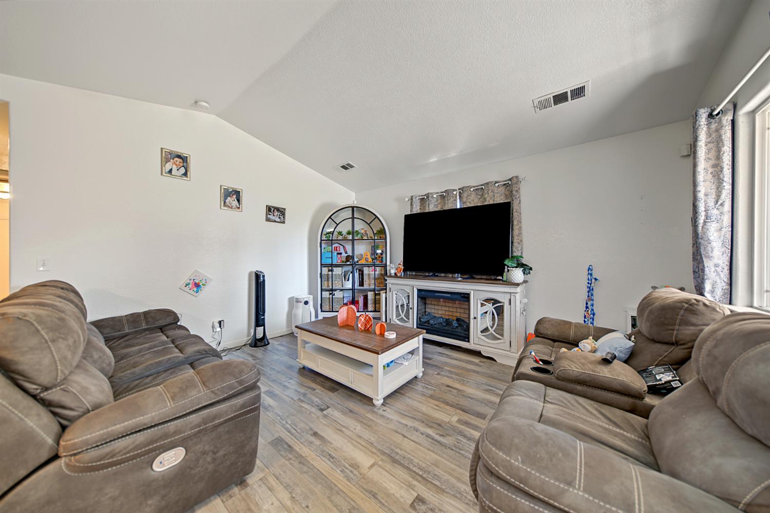 2637 W Acacia