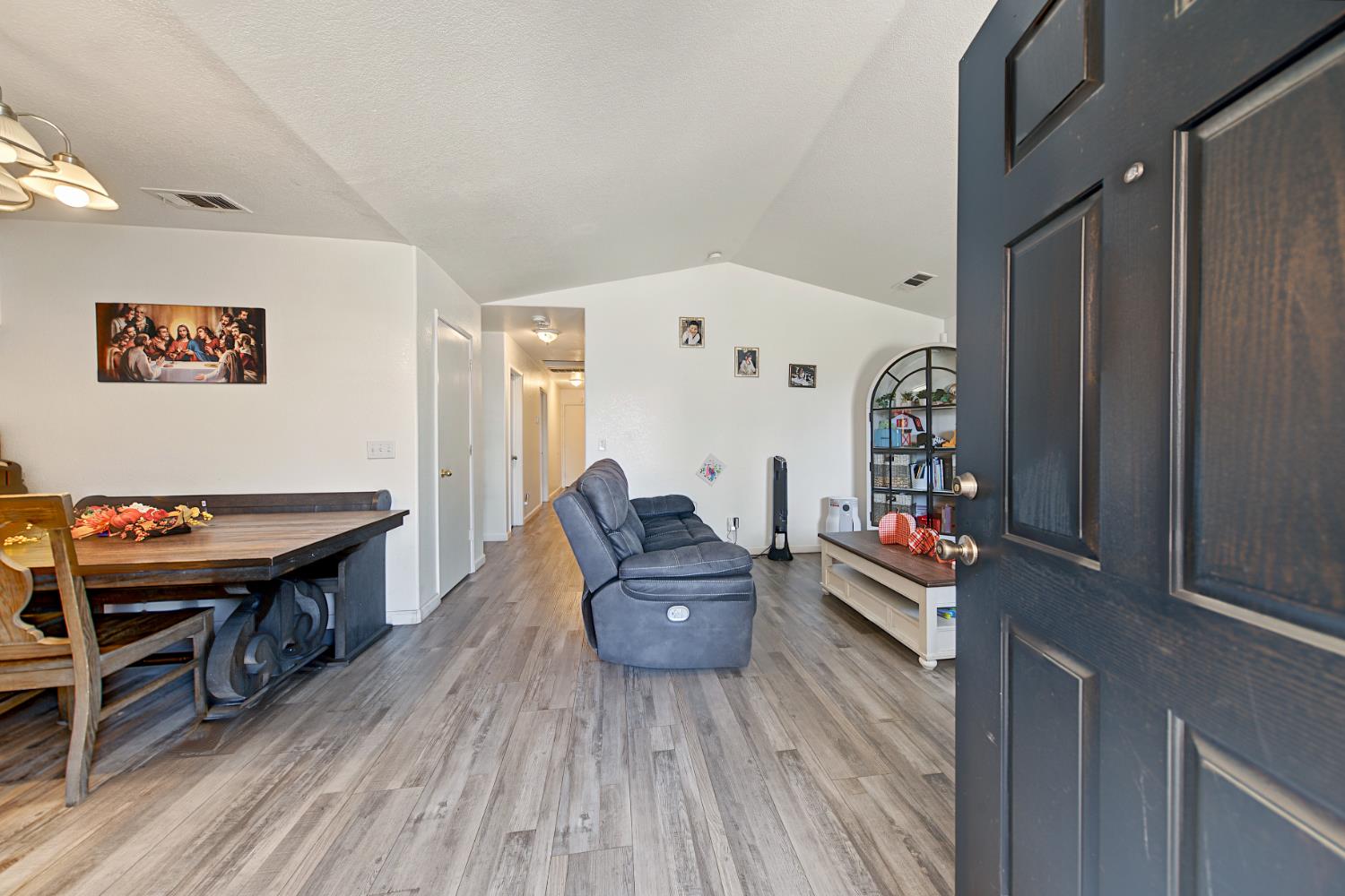 2637 W Acacia