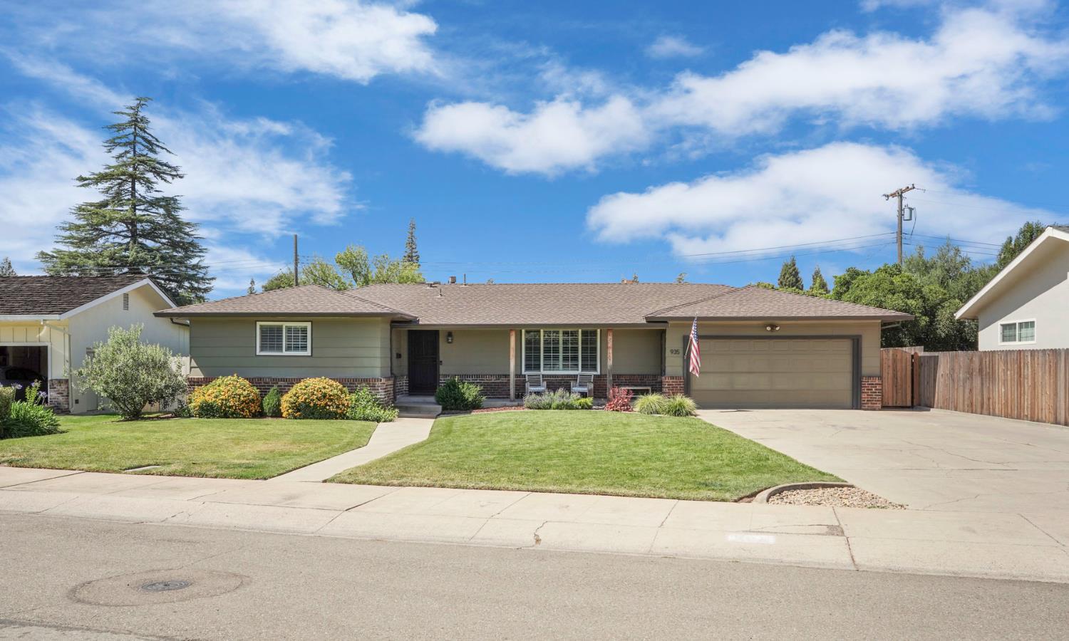 935 Daisy Avenue