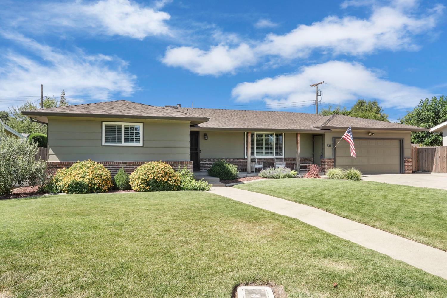 935 Daisy Avenue