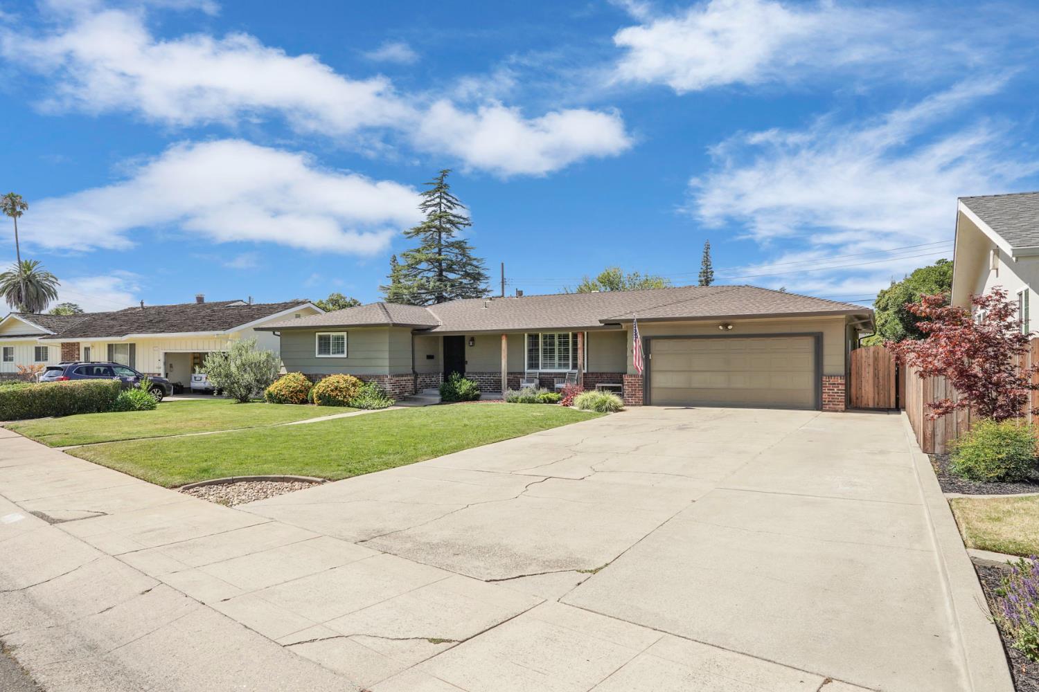 935 Daisy Avenue