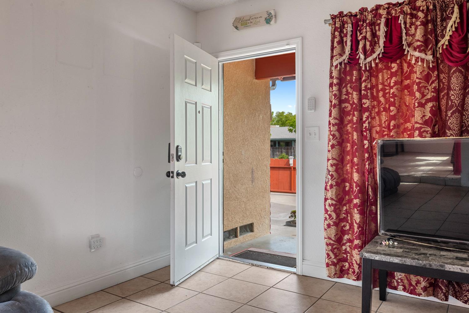 2644 San Ignacio Avenue