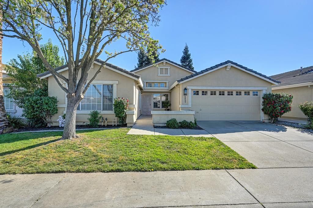 Photo of 9052 Pembridge Drive, Elk Grove, CA 95624 (MLS # 226033088)