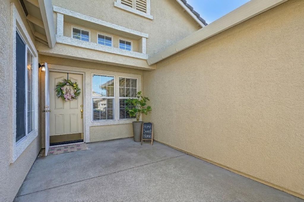 Photo of 9052 Pembridge Drive, Elk Grove, CA 95624 (MLS # 226033088)