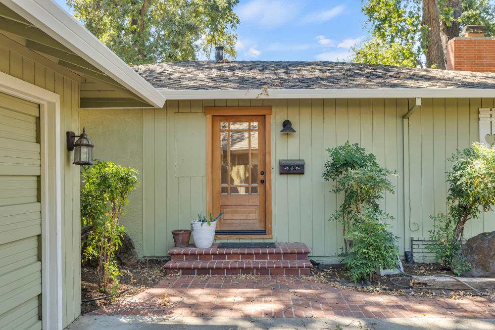 1813 Deerwood Circle