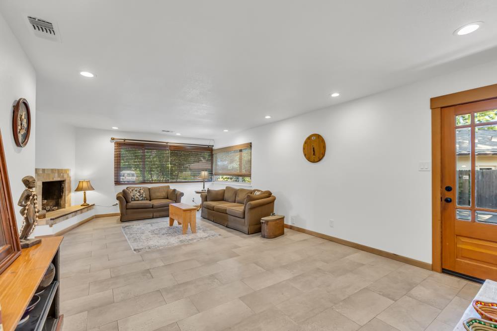 1813 Deerwood Circle