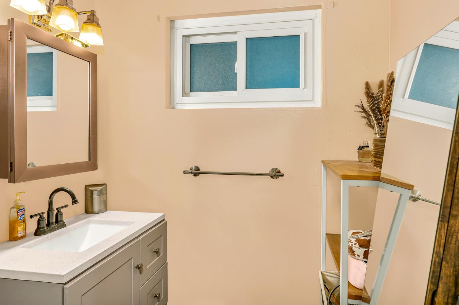 Los Banos, California 93635, United States, 3 Bedrooms Bedrooms, ,2 BathroomsBathrooms,Residential,Active,219571