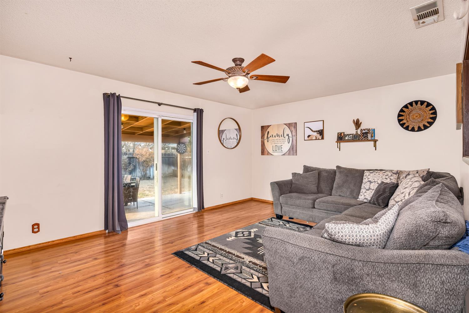 Los Banos, California 93635, United States, 3 Bedrooms Bedrooms, ,2 BathroomsBathrooms,Residential,Active,219571