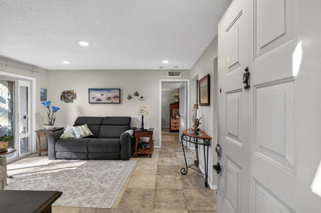 Photo of 350 Del Verde Cir #7, Sacramento, CA 95833 (MLS # 226004607)