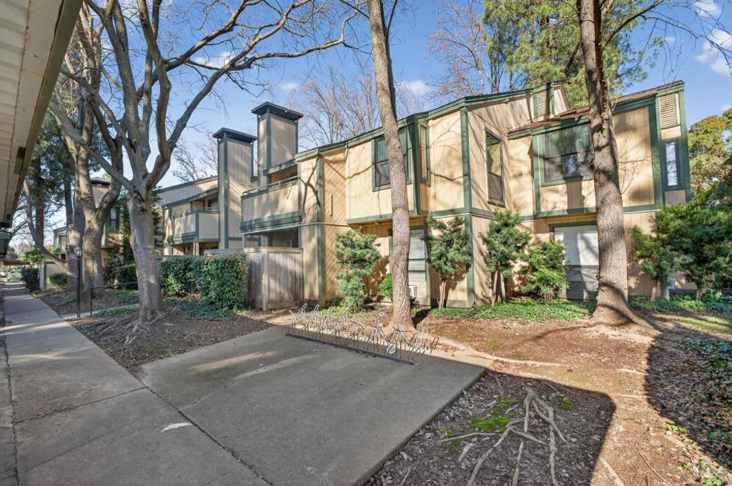 Photo of 350 Del Verde Cir #7, Sacramento, CA 95833 (MLS # 226004607)