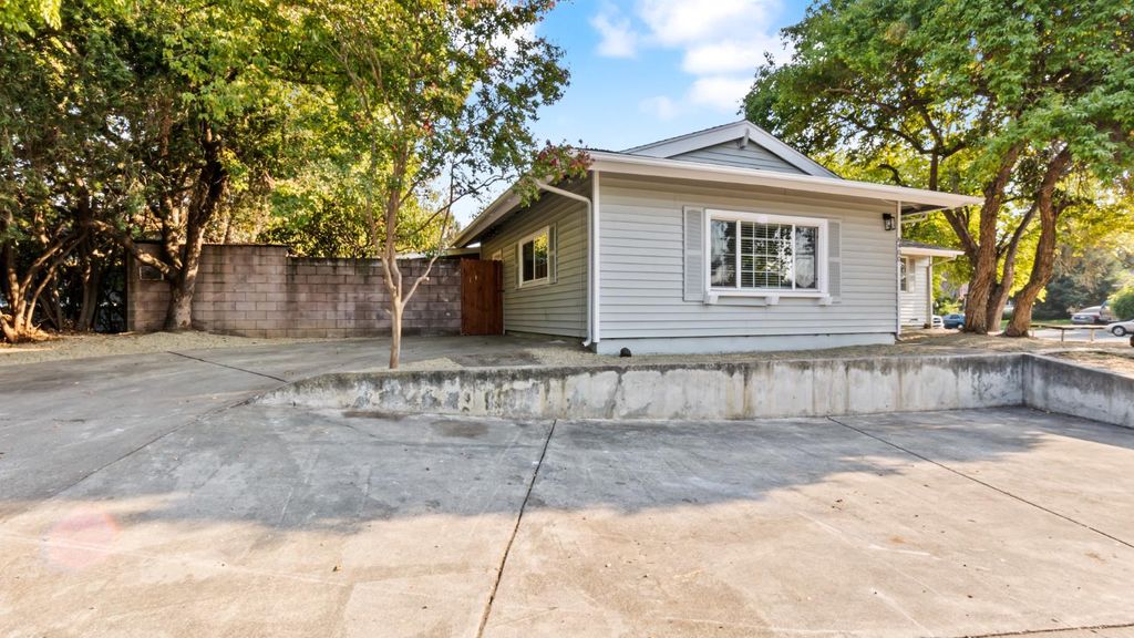 Photo of 6400 Coyle Avenue, Carmichael, CA 95608 (MLS # 226032587)