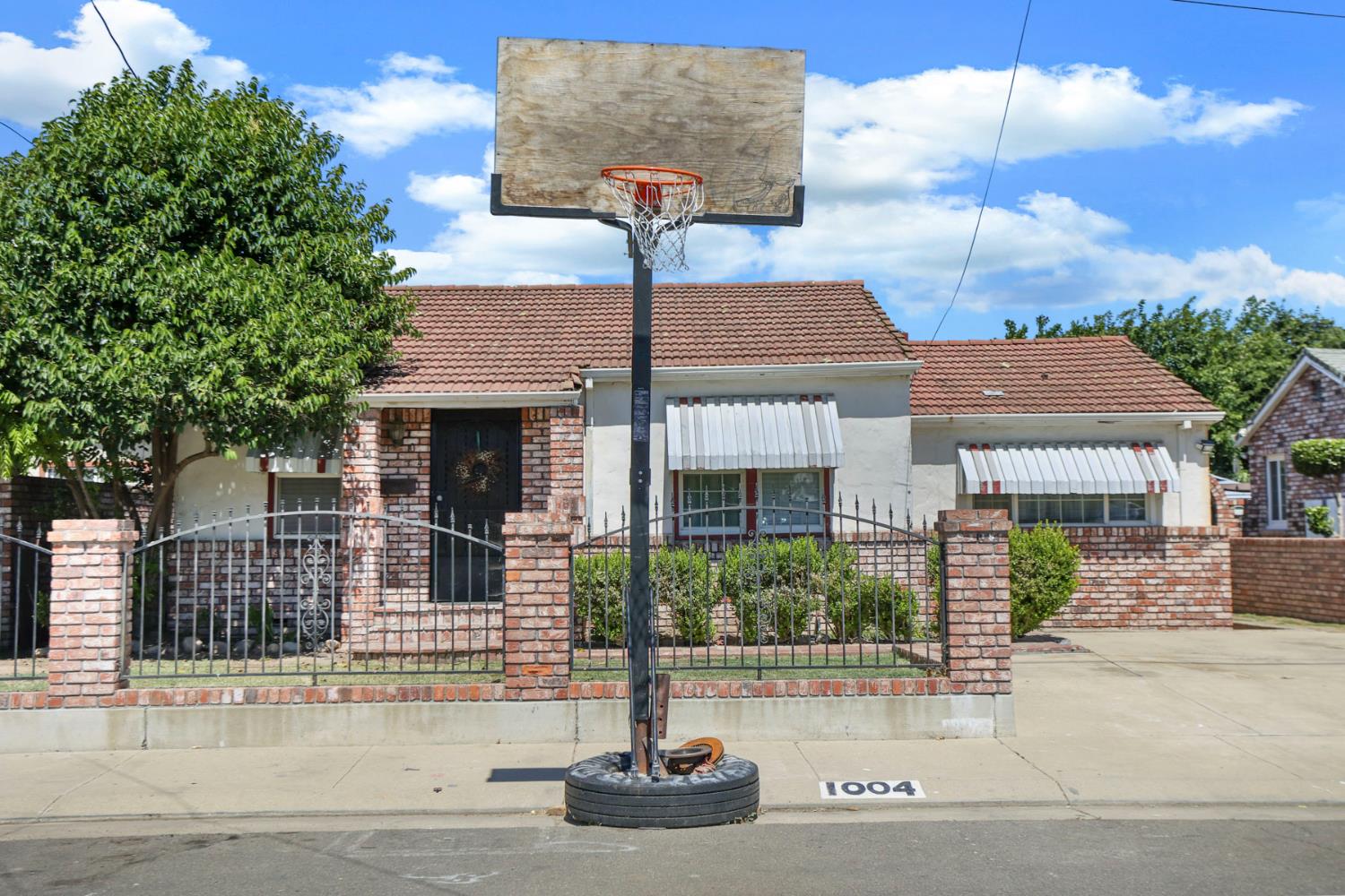 1004 S Shasta Avenue