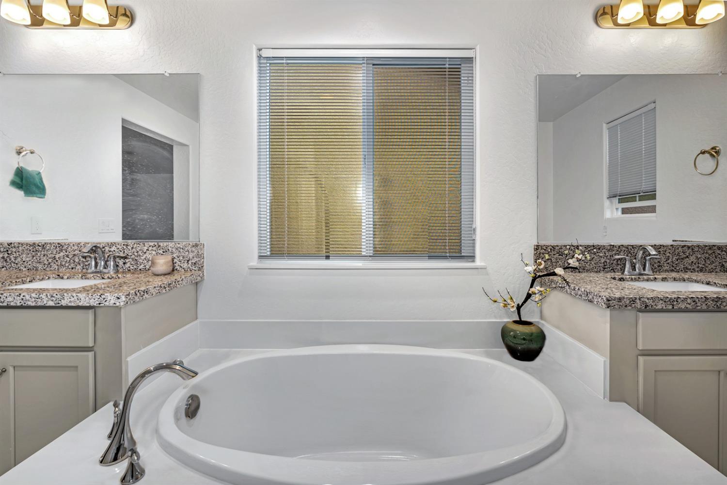 Los Banos, California 93635, United States, 4 Bedrooms Bedrooms, ,3 BathroomsBathrooms,Residential,Pending,31763