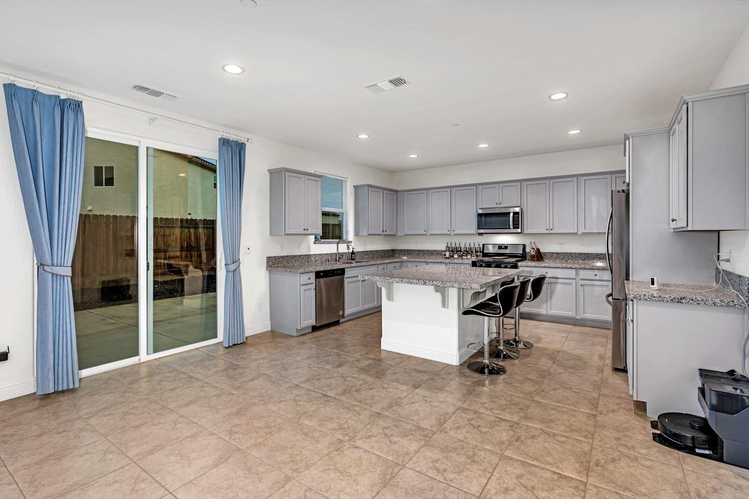 Los Banos, California 93635, United States, 4 Bedrooms Bedrooms, ,3 BathroomsBathrooms,Residential,Pending,31763