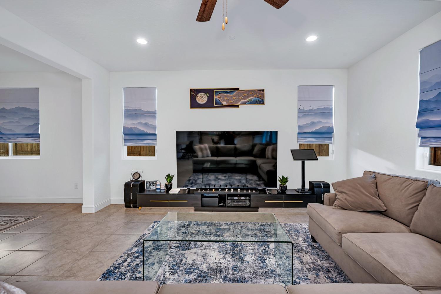 Los Banos, California 93635, United States, 4 Bedrooms Bedrooms, ,3 BathroomsBathrooms,Residential,Pending,31763