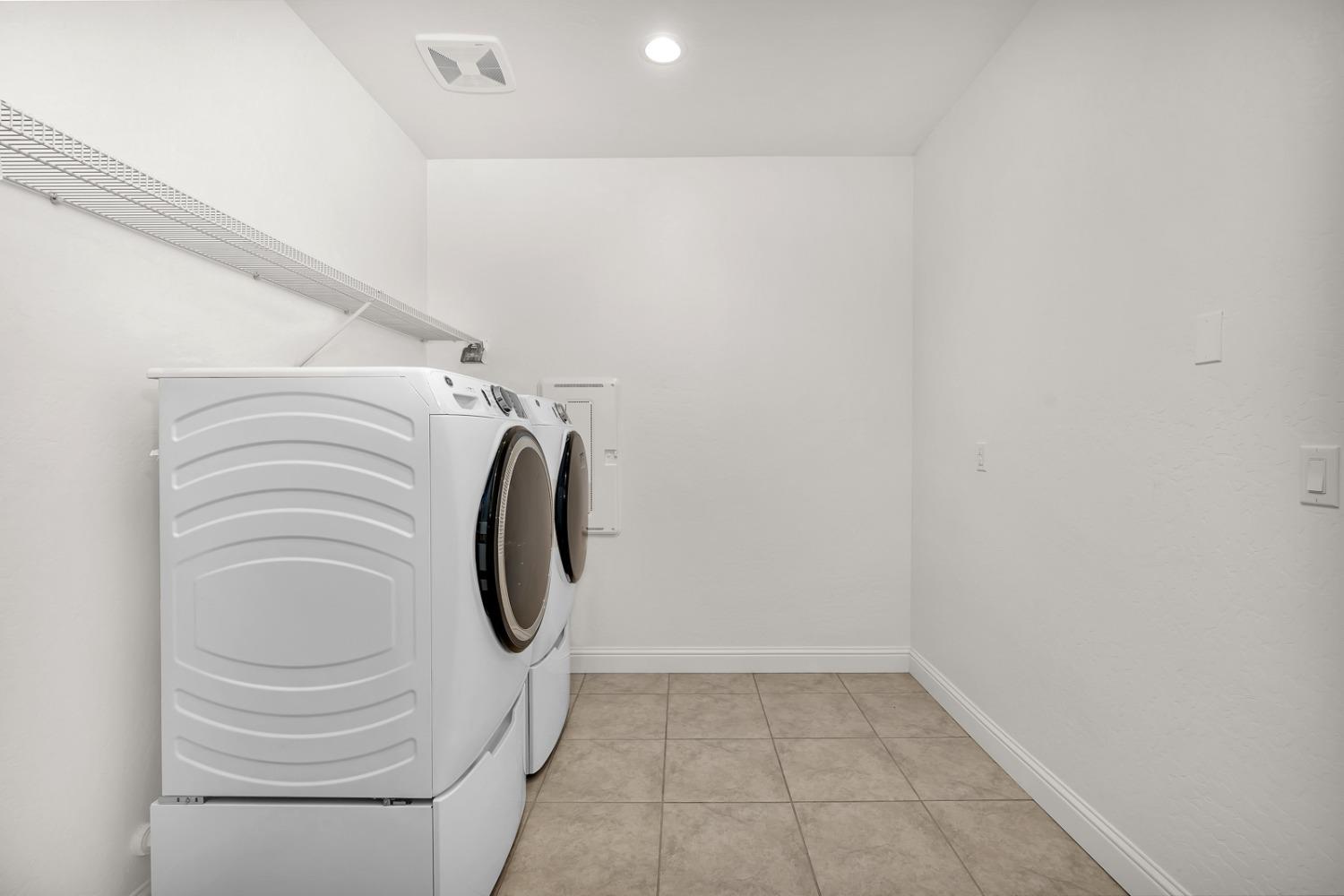 Los Banos, California 93635, United States, 4 Bedrooms Bedrooms, ,3 BathroomsBathrooms,Residential,Pending,31763